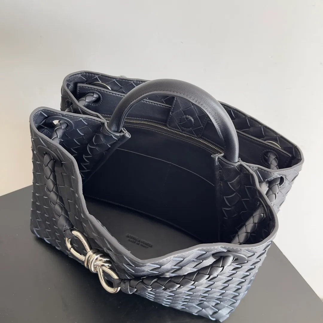 The 2023 new Andiamo batch of 2260 BV has been shipped‼ ️Really popular🔥The new Andiamo woven handbag launched by Bottega Veneta this season is really popular all over the world! ! Celebrities at home and abroad have worn it, and Oscar-winning actress Michelle Yeoh has taken it out on the street. Song Jia, Trai Yara, Yu Feihong, Sanji Ayaka, Rosie Hunting-Whiteley, Yoshioka Riho, etc. have all picked up this bag. It is classic and versatile, showing off its temperament, and the bag capacity is also large, which is very convenient for daily commuting! ! A variety of carrying methods, the shoulder straps can be adjusted by yourself, the original lambskin feels soft and delicate, and the unisex style breaks the gender boundaries and brings a more practical and long-lasting use experience. Andiamo, which has both elegant and casual styles, perfectly interprets the true appearance of "fashionable old money style". Style number: 743572 Size: 32*24*12